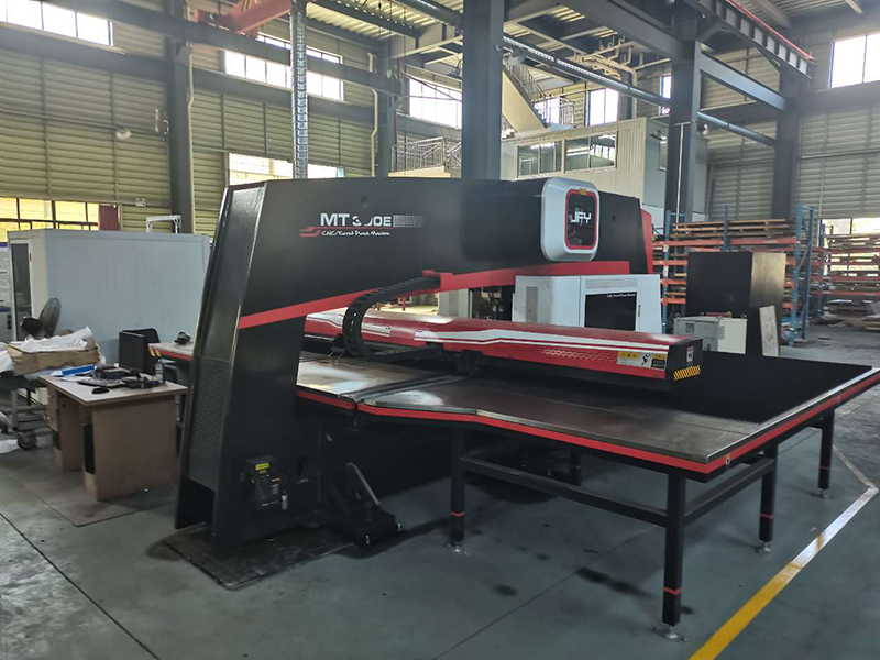 Sheet-metal-equipment-CNC-punching-machine